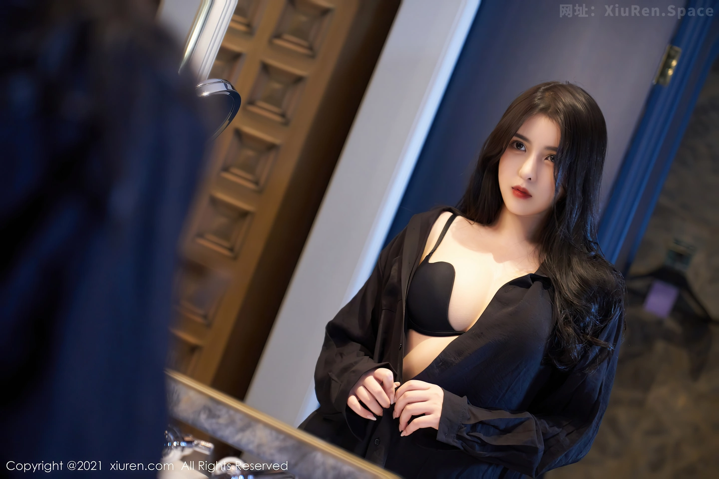 图片[3]-[XiuRen秀人网]VOL.4089 模特韩静安大理旅拍私房浴室半脱露性感内衣黑丝吊袜诱惑写真47P-秀人网官方网站